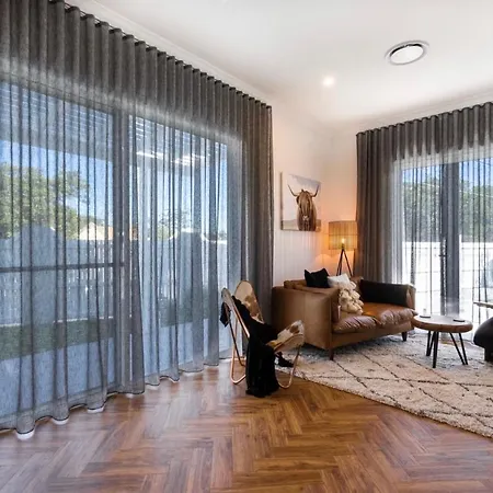 Modern Coastal Close To Royal Queensland Yacht Squadron Holiday home *