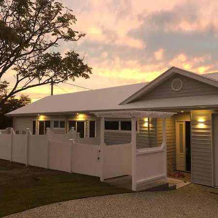 Holiday home Modern Coastal Close To Royal Queensland Yacht Squadron