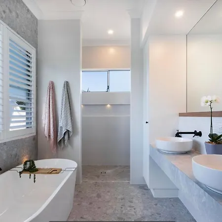 Modern Coastal Close To Royal Queensland Yacht Squadron Holiday home