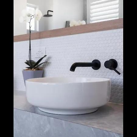 Holiday home Modern Coastal Close To Royal Queensland Yacht Squadron Brisbane