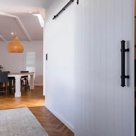 Modern Coastal Close To Royal Queensland Yacht Squadron * Brisbane