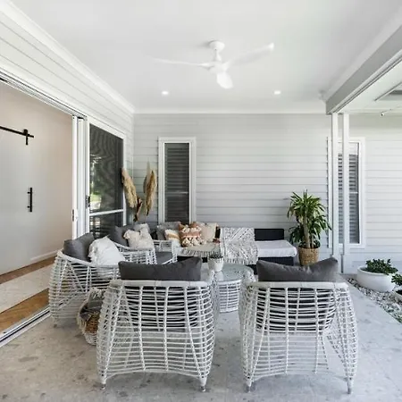 Modern Coastal Close To Royal Queensland Yacht Squadron Holiday home *