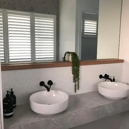 Modern Coastal Close To Royal Queensland Yacht Squadron Brisbane
