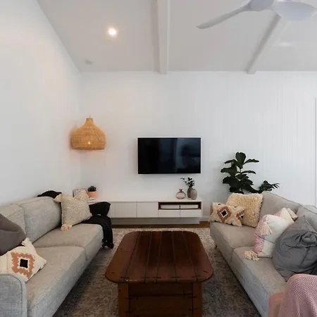 Holiday home Modern Coastal Close To Royal Queensland Yacht Squadron *