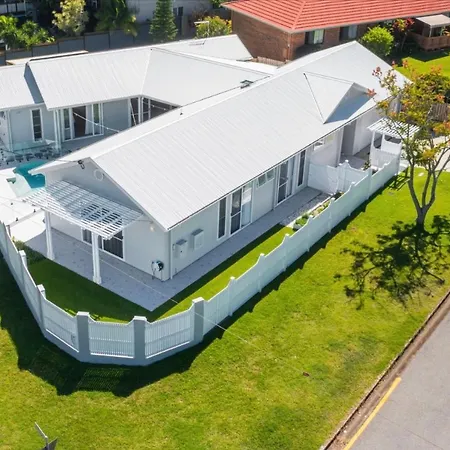 Modern Coastal Close To Royal Queensland Yacht Squadron