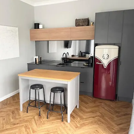 Modern Coastal Close To Royal Queensland Yacht Squadron Brisbane