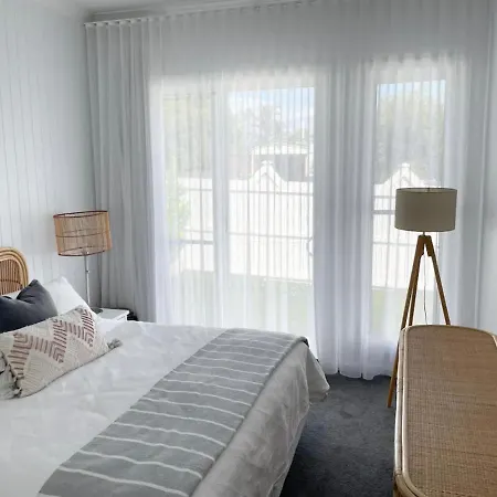 Modern Coastal Close To Royal Queensland Yacht Squadron * Brisbane