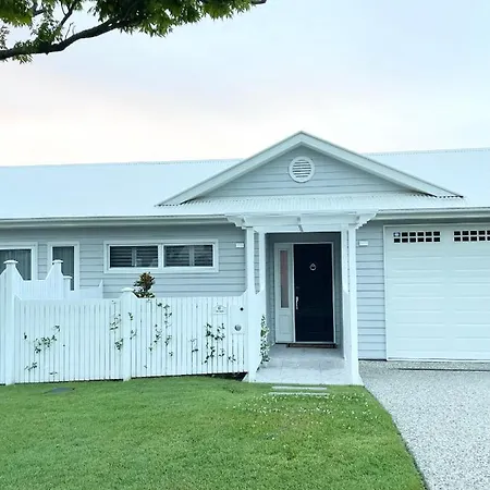 Modern Coastal Close To Royal Queensland Yacht Squadron *