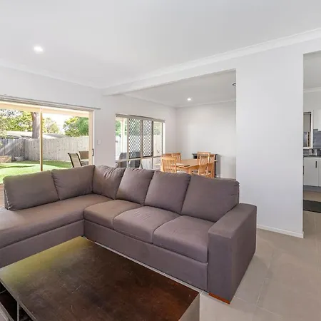 Large House 7 Mins From Airport Brisbane