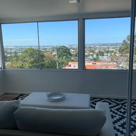 Villa Spacious Family With Pool In Ascot