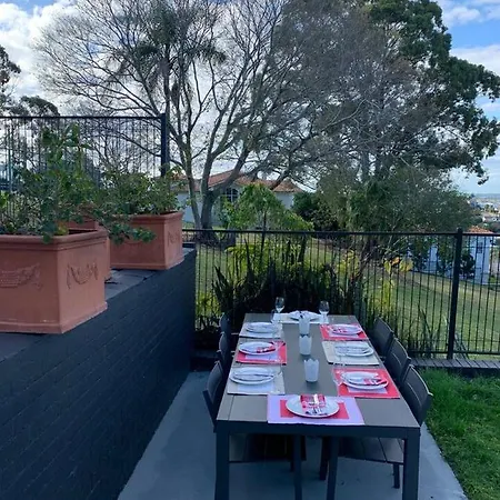 Spacious Family With Pool In Ascot