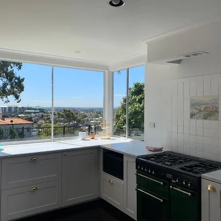 Spacious Family With Pool In Ascot *