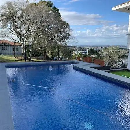 Spacious Family With Pool In Ascot Villa *