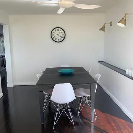 Spacious Family With Pool In Ascot