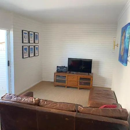 Villa Spacious Family With Pool In Ascot *
