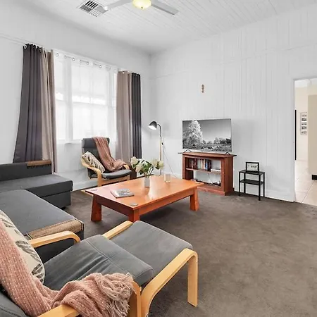 Holiday home Milkins With Deck And Off St Parking *