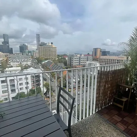 Cosy 2 Bedroom With City Views Apartment