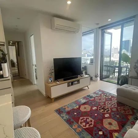 Cosy 2 Bedroom With City Views Apartment *