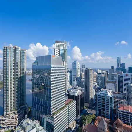 Modern 1b1b Apt In The Heart Of Cbd W Pool+gym Apartment