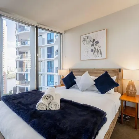 Modern 1b1b Apt In The Heart Of Cbd W Pool+gym Brisbane
