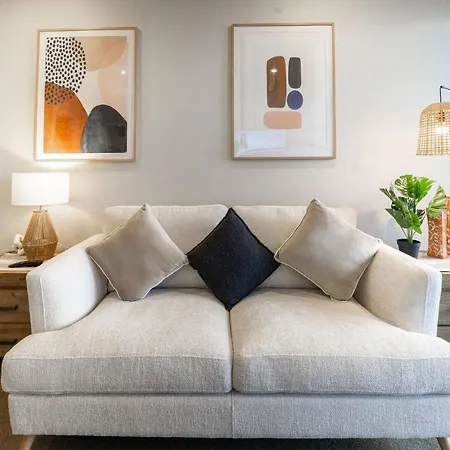 Modern 1b1b Apt In The Heart Of Cbd W Pool+gym *