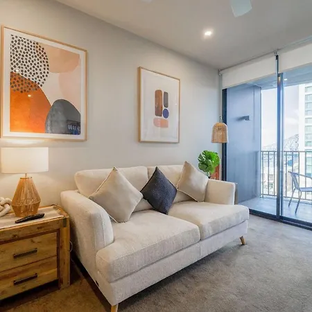 Modern 1b1b Apt In The Heart Of Cbd W Pool+gym Brisbane