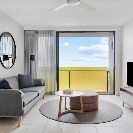 Apartment Opposite Lush Park Lands And Playground, Freeparking *