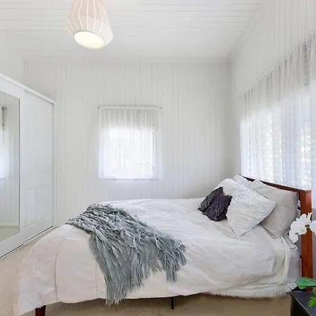 Holiday home 4b2b Retreat With Parking - 4km To Cbd