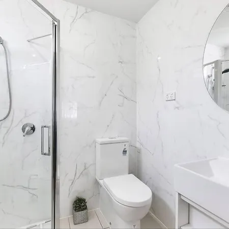 Holiday home 4b2b Retreat With Parking - 4km To Cbd