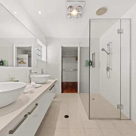 Modern Luxurious House In The Heart Of Bris Holiday home