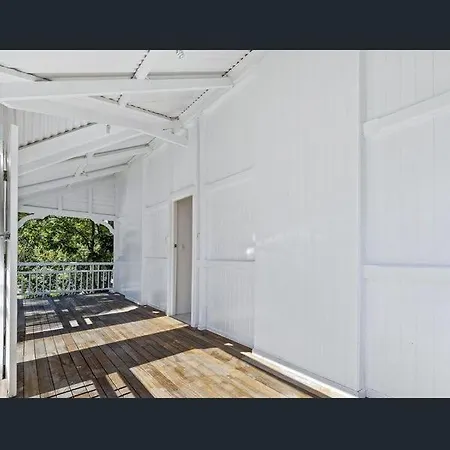 Homestay 197 Shafston Ave Kangaroo Point Qld 4169 *