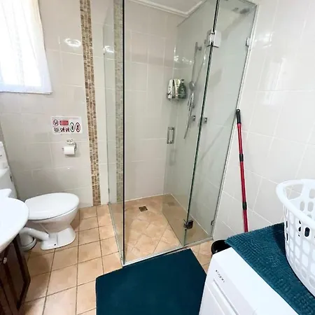 Homestay 197 Shafston Ave Kangaroo Point Qld 4169 *