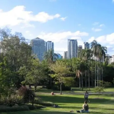 Heights ~ 2bed/2bath/car/pool/views ~ Cbd Brisbane
