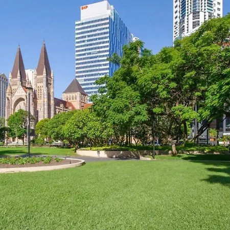 Heights ~ 2bed/2bath/car/pool/views ~ Cbd Apartment