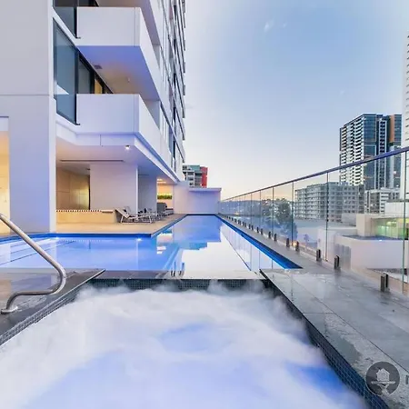 South Brisbane Unit With Parking And Pool