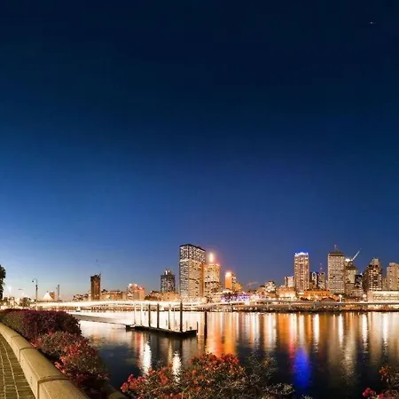 South Brisbane Unit With Parking And Pool Apartment
