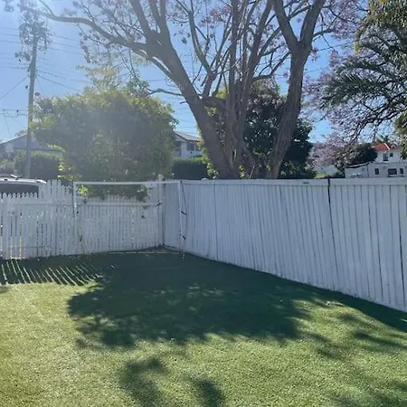 Charming - 4-bedroom Plus Study Holiday home
