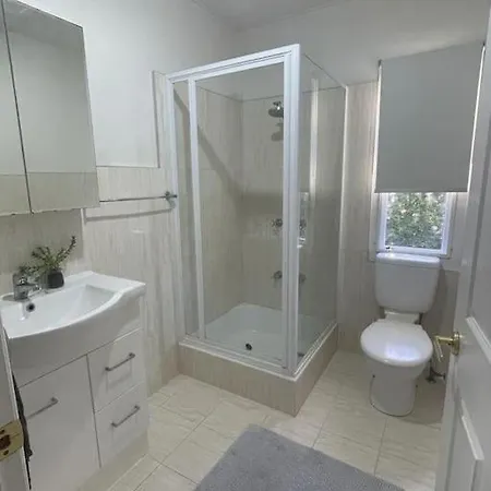 Charming - 4-bedroom Plus Study Holiday home