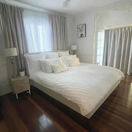 Holiday home Charming - 4-bedroom Plus Study Brisbane