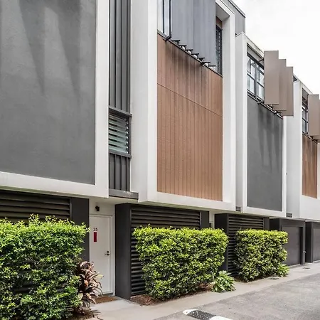 Apartment Westend 3 Bedroom Split Level Townhouse Next To River