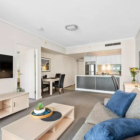 Apartment Heart Of The Cbd ~ 1bed/1bath/balcony/free Parking *