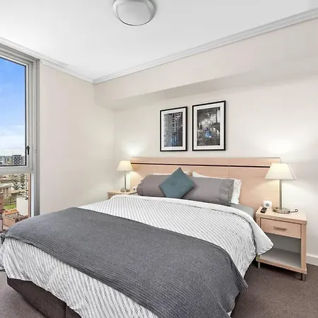 Heart Of The Cbd ~ 1bed/1bath/balcony/free Parking