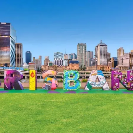 Heart Of The Cbd ~ 1bed/1bath/balcony/free Parking Apartment