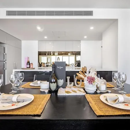 Riverview 2br Delicate Apt, 1min To Train Station