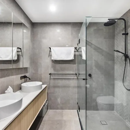 Conveniently Located Luxury 4br Townhouse *