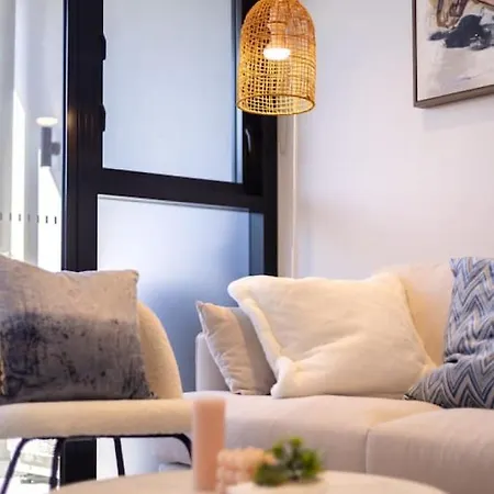 Conveniently Located 2br With Rooftop Pool At Milt Apartment Brisbane