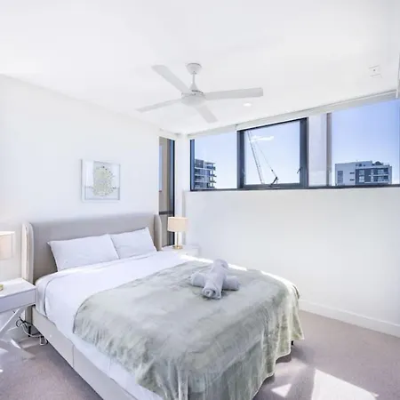 Conveniently Located 2br With Rooftop Pool At Milt Apartment Brisbane