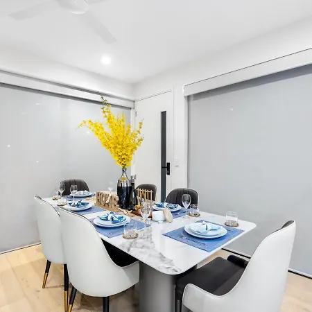 Conveniently Located Luxury 4br Townhouse * Brisbane