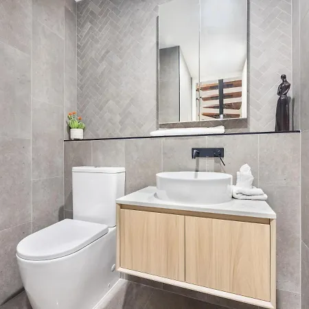 Conveniently Located Luxury 4br Townhouse *