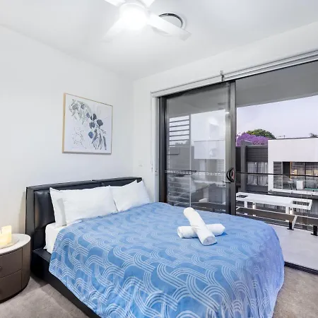 Conveniently Located Luxury 4br Townhouse Brisbane